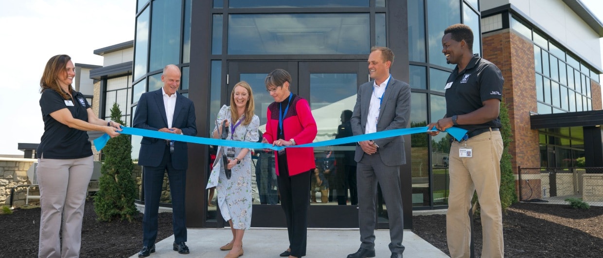 Hill's Pet Nutrition President Nicki Baty, Kansas Governor Laura Kelly cuts ribbon at Hill's Small Paws Innovation Center