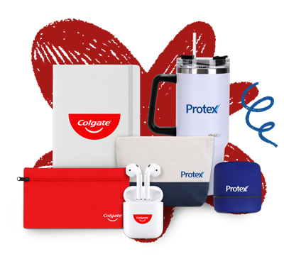 Artículos promocionales de Colgate y Protex: termo, libreta, audífonos inalámbricos y estuches personalizados sobre un fondo decorativo rojo.
