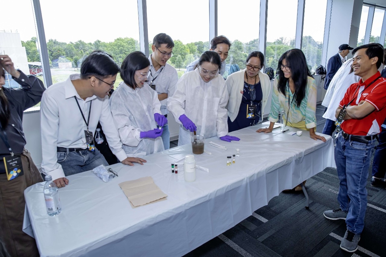 You Can Make a Difference Winners making their own bodysoap at the Global Technology Center